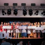 Representantes da Associação Beneficente Santa Isabel, CEAVA, CEDEDICA e Rotary Clube de Vacaria recebem os cheques simbólicos