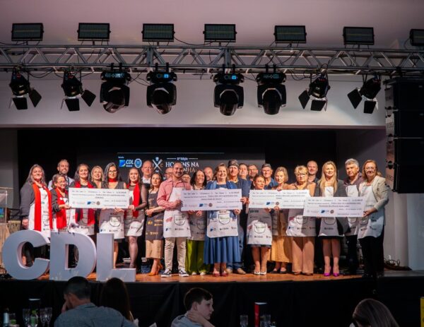 Representantes da Associação Beneficente Santa Isabel, CEAVA, CEDEDICA e Rotary Clube de Vacaria recebem os cheques simbólicos