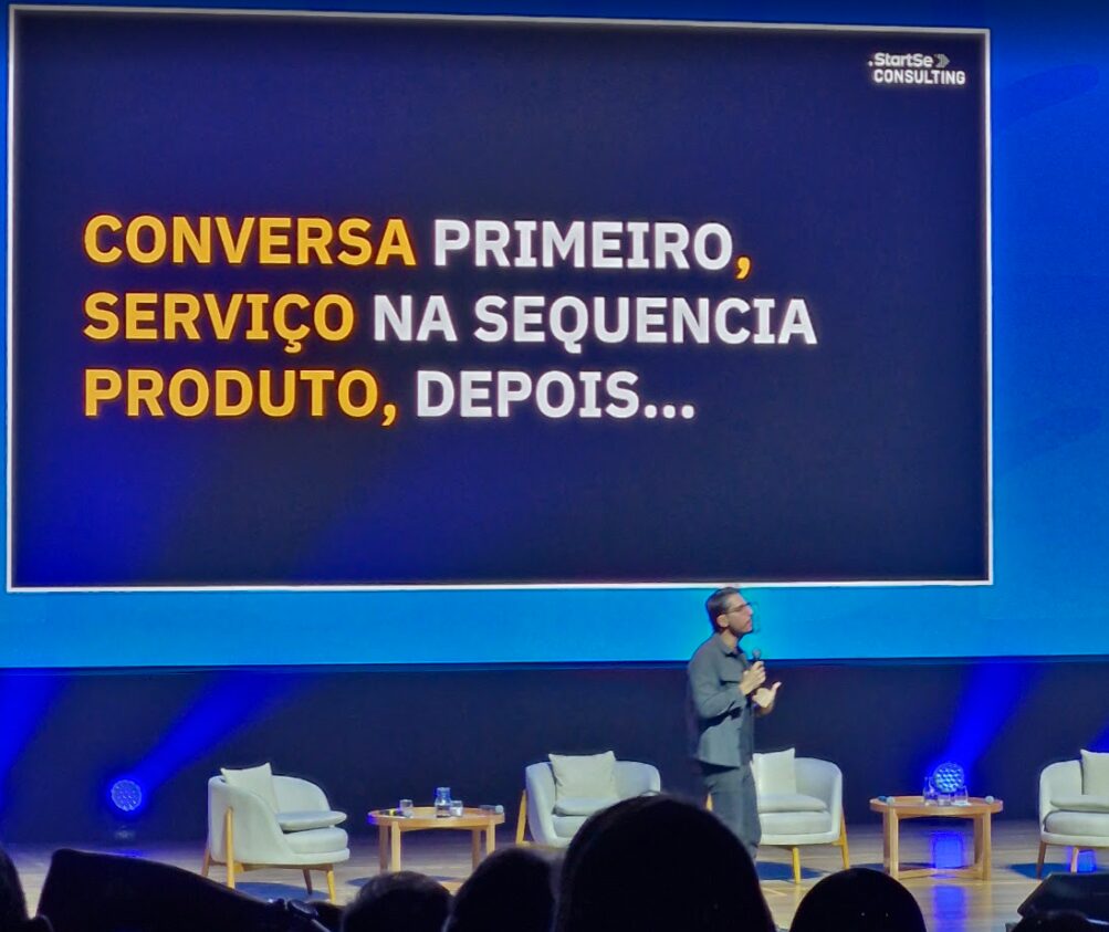Slide da StartSe no OmniVarejo 2026: conversa primeiro, serviço na sequência, produto depois