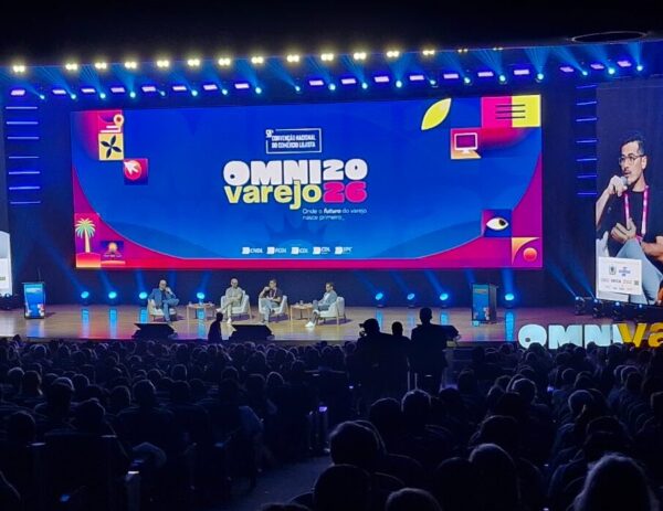 Palco da 58ª Convenção Nacional do Comércio Lojista, o OmniVarejo 2026, em João Pessoa
