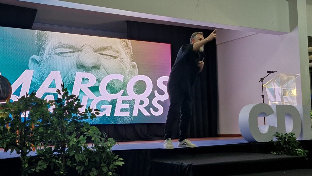 Marcos Piangers durante a palestra Protagonismo e Felicidade, em Vacaria