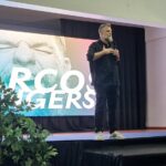 Marcos Piangers no palco da palestra Protagonismo e Felicidade, CDL Vacaria 35 anos