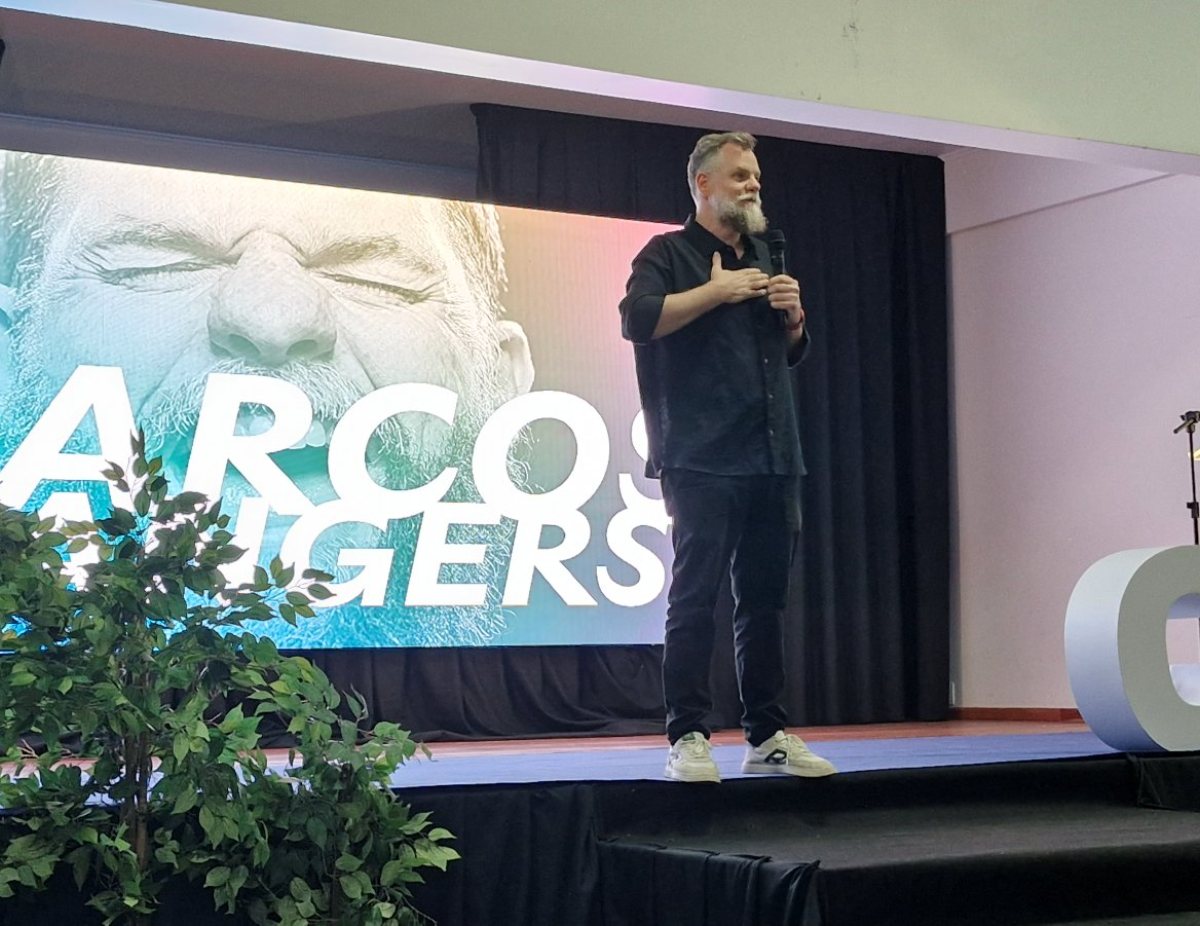 Marcos Piangers no palco da palestra Protagonismo e Felicidade, CDL Vacaria 35 anos