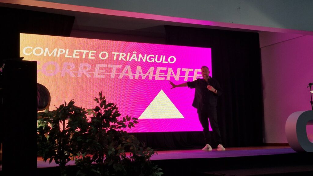 Dinâmica sobre criatividade durante a palestra de Marcos Piangers em Vacaria