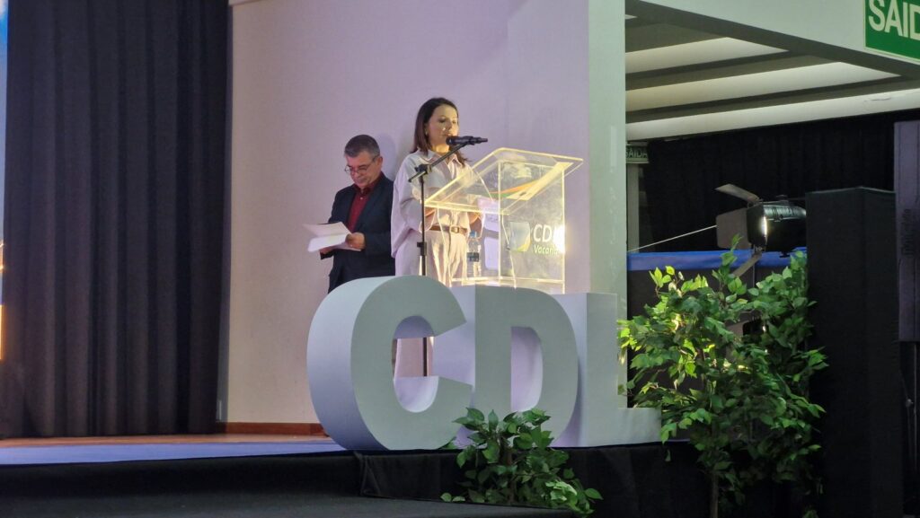 Vice-presidente da CDL Vacaria, Rafaela de Campos Almeida Buskhul, discursa na abertura da palestra